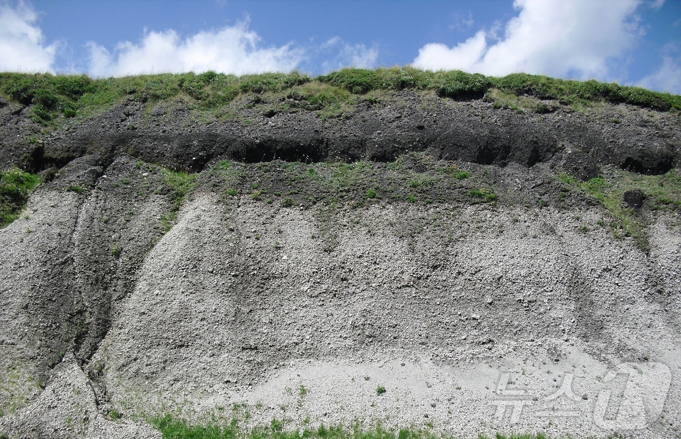 (평양 노동신문=뉴스1) = 북한 노동당 기관지 노동신문은 5일 '세계지질공원 백두산지구' 4편에서 갓봉의 지질단면, 백삼리 벼랑, 백두다리계곡의 지질단면, 보서리 주상절리 등을 …