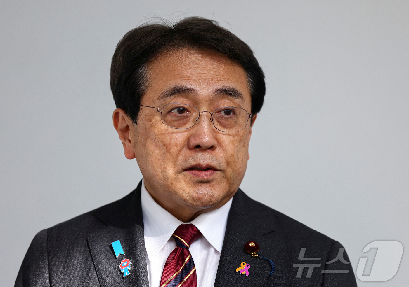 (도쿄 로이터=뉴스1) 김지완 기자 = 지난 4월 18일 도널드 트럼프 미국 행정부와의 관세협상을 이끌고 있는 아카자와 료세이 일본 경제재생상이 도쿄 하네다공항에 도착한 뒤 기자들 …