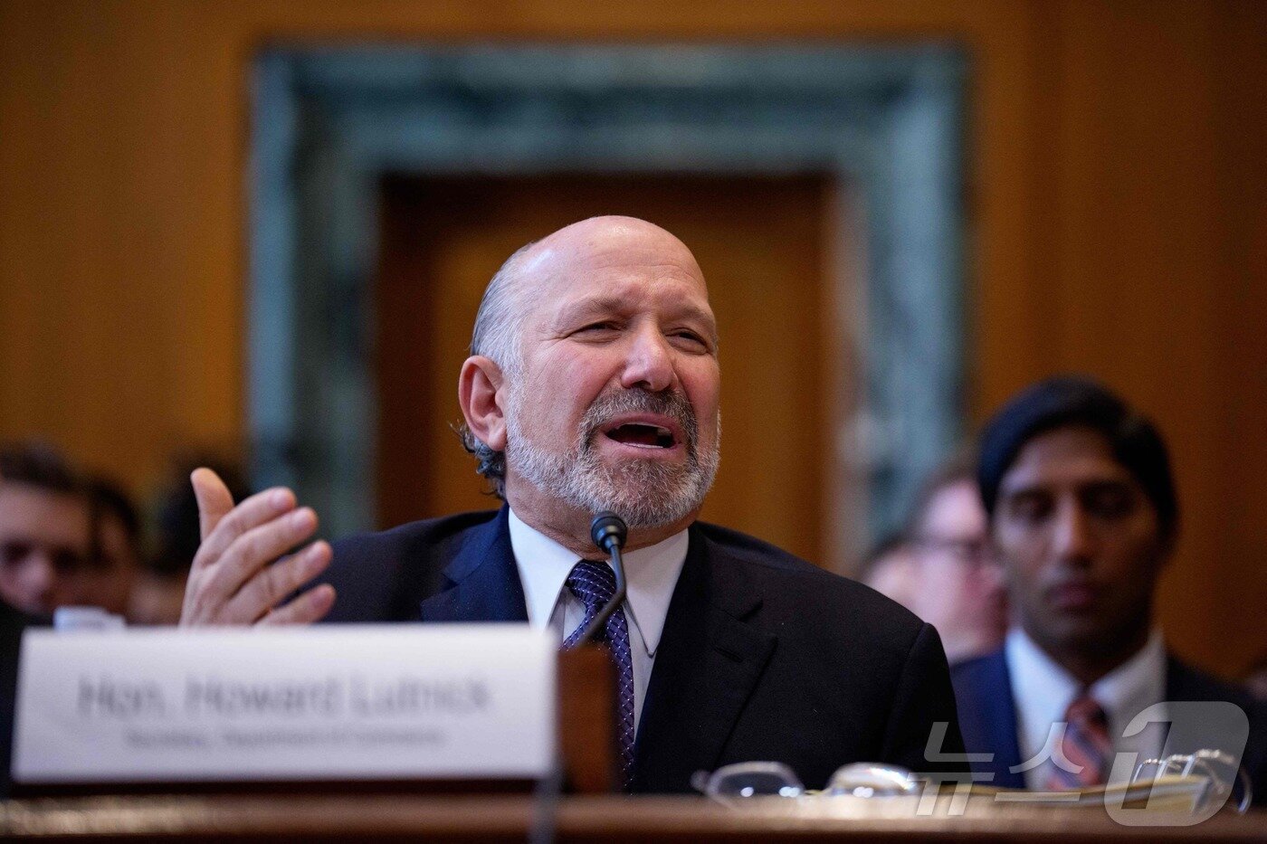 본문 이미지 - 하워드 러트닉 미국 상무부 장관이 4일(현지시간) 워싱턴DC의 의회의사당에서 열린 상원 세출위원회 청문회에서 답변하고 있다. 2025.06.04 ⓒ AFP=뉴스1 ⓒ News1 류정민 특파원