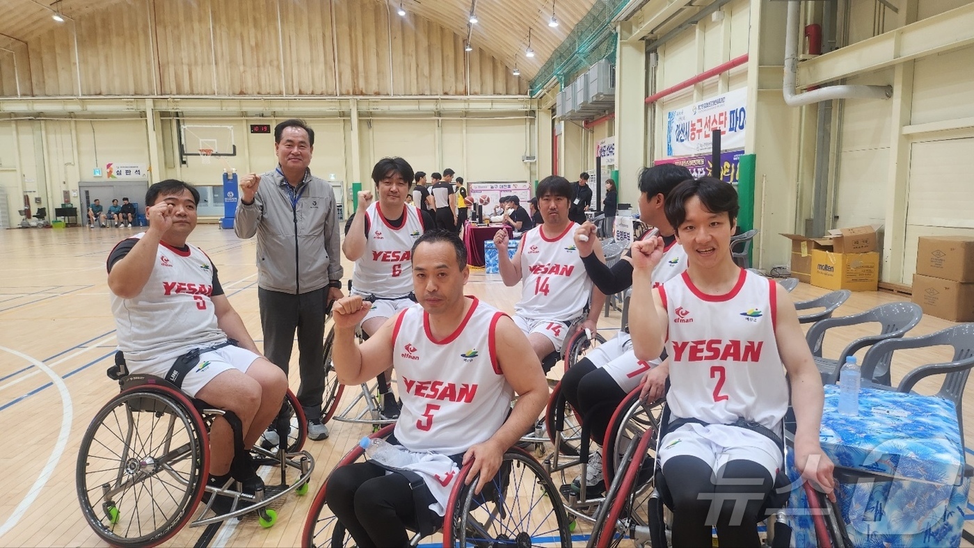 (예산=뉴스1) 이동원 기자 = 예산군장애인종합복지관(관장 오세운)은 지난 5월 29일부터 3일간 열린 ‘제31회 충청남도장애인체육대회’ 농구 종목에서 군 대표로 참가해 은메달 1 …