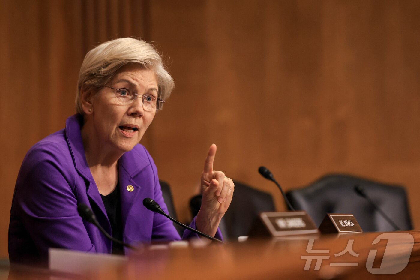 본문 이미지 - 미국 연방상원의원 엘리자베스 워런&#40;민주·매사추세츠주&#41;이 2025년 4월 8일 워싱턴 D.C.의 국회의사당에서 도널드 트럼프 미국 대통령의 무역 정책에 대한 상원 재무위원회 청문회에서 미국 무역대표 제이미슨 그리어의 증언을 듣고 있다. 2025.4.8 ⓒ 로이터=뉴스1 ⓒ News1 강민경 기자