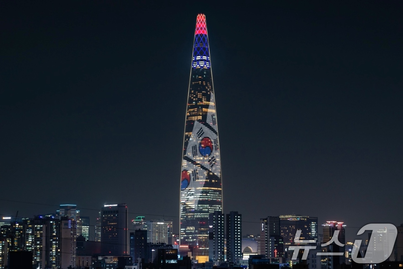 (서울=뉴스1) = 롯데월드타워가 오는 6일 외벽 미디어파사드에 현충일의 의미를 되새길 수 있는 콘텐츠를 선보인다고 5일 밝혔다. (롯데물산 제공. 재판매 및 DB 금지) 2025 …