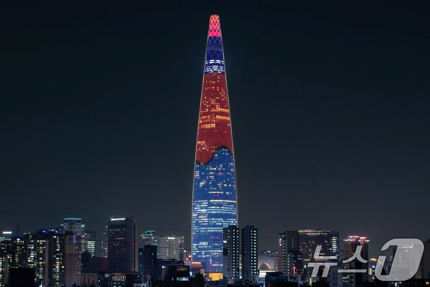 (서울=뉴스1) = 롯데월드타워가 오는 6일 외벽 미디어파사드에 현충일의 의미를 되새길 수 있는 콘텐츠를 선보인다고 5일 밝혔다. (롯데물산 제공. 재판매 및 DB 금지) 2025 …