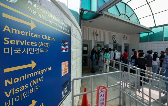 "SNS 비공개·美에 적대적 게시물 금지"…美 비자 신청 때 명심하세요