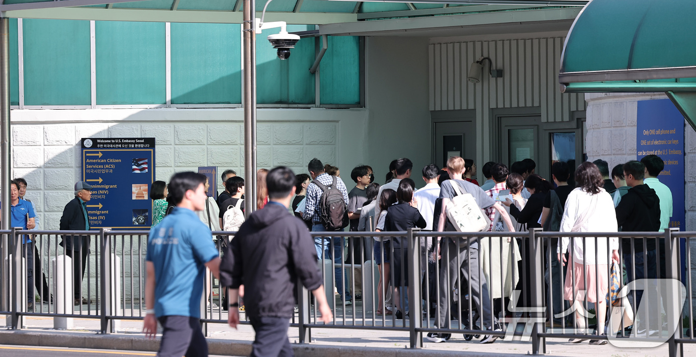 (서울=뉴스1) 김성진 기자 = 미국 도널드 트럼프 행정부가 관광비자를 비롯한 비(非)이민비자 신청자를 상대로 돈을 더 내면 비자 인터뷰 순서를 앞당길 수 있는 급행료를 검토하고 …