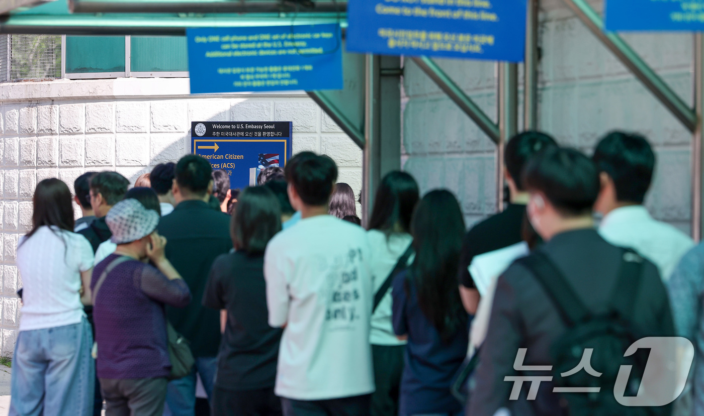 (서울=뉴스1) 김성진 기자 = 미국 도널드 트럼프 행정부가 관광비자를 비롯한 비(非)이민비자 신청자를 상대로 돈을 더 내면 비자 인터뷰 순서를 앞당길 수 있는 급행료를 검토하고 …