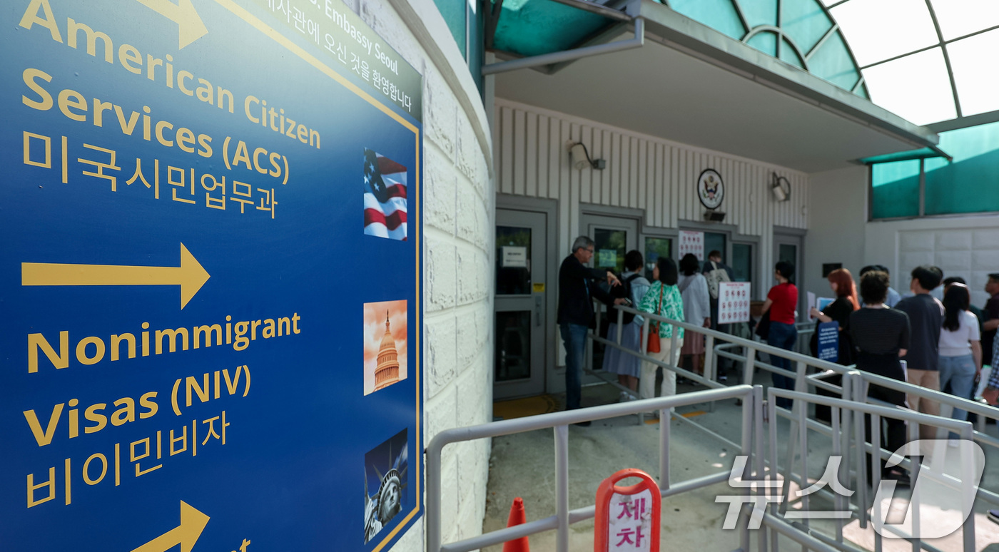 (서울=뉴스1) 김성진 기자 = 미국 도널드 트럼프 행정부가 관광비자를 비롯한 비(非)이민비자 신청자를 상대로 돈을 더 내면 비자 인터뷰 순서를 앞당길 수 있는 급행료를 검토하고 …