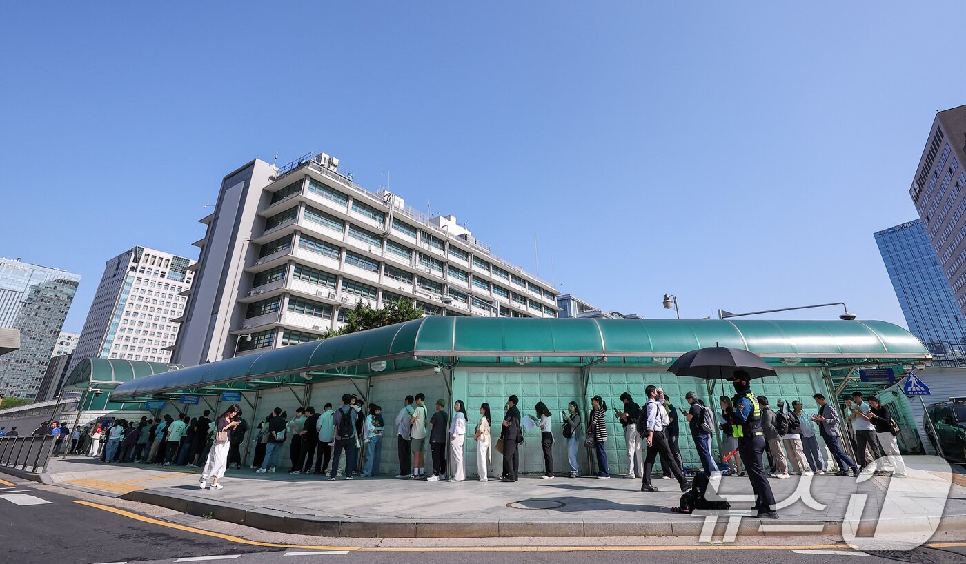 본문 이미지 - 서울 종로구 주한미국대사관 앞에 미국 비자를 발급 받으려는 시민들이 줄 지어 서 있다./뉴스1 ⓒ News1 김성진 기자