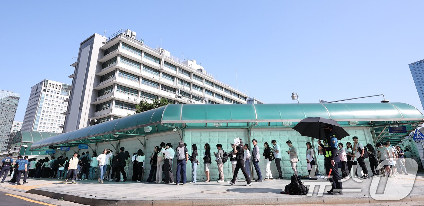 본문 이미지 - 지난 6월 서울 종로구 주한미국대사관 앞에 미국 비자를 발급 받으려는 시민들이 줄 지어 서 있다./뉴스1 ⓒ News1 김성진 기자