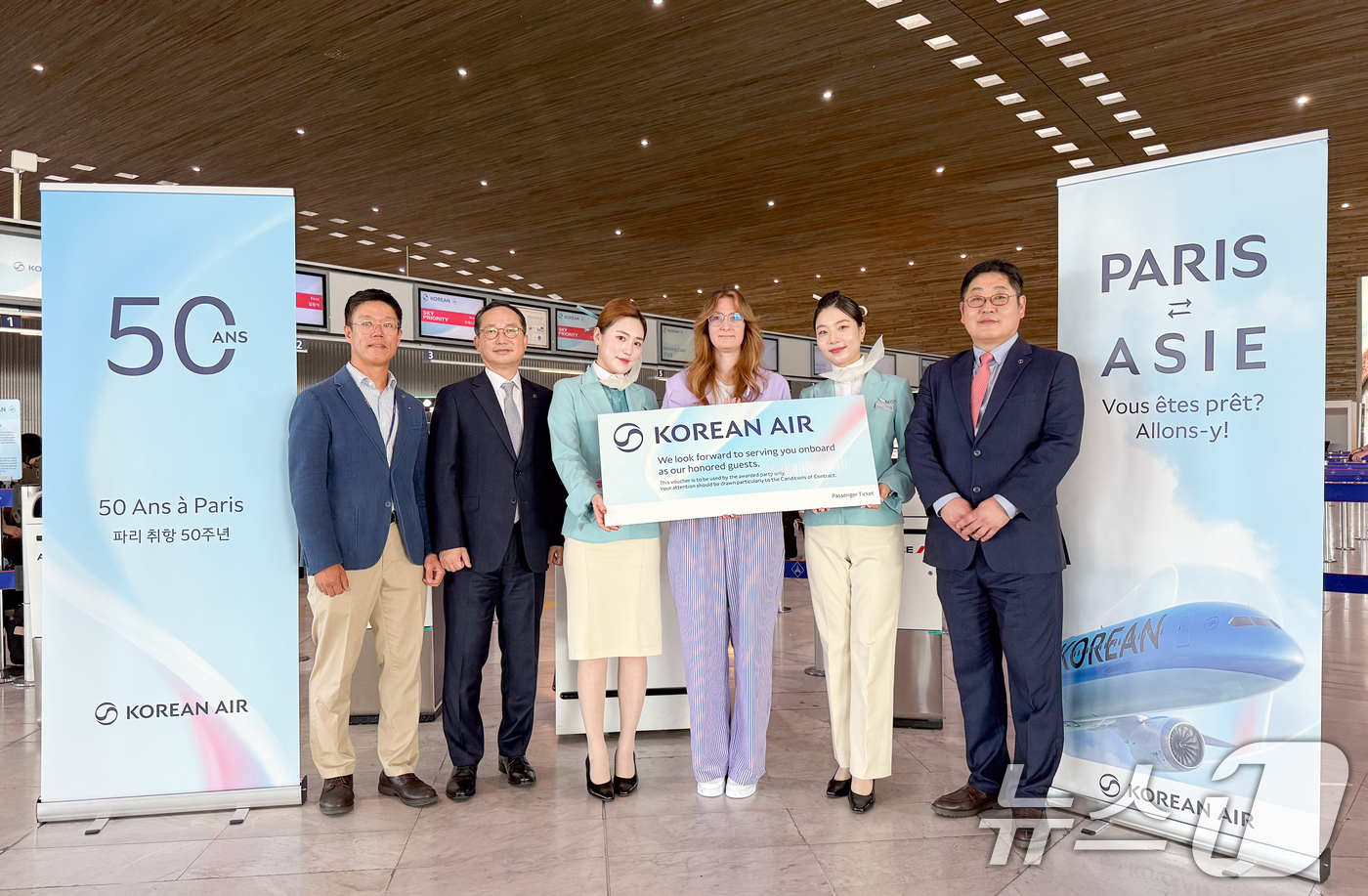 (서울=뉴스1) = 대한항공은 지난 2일(현지시간) 프랑스 파리 샤를 드 골 국제공항에서 KE902편 승객을 대상으로 여객 노선 취항 50주년 행사를 진행했다고 5일 밝혔다.해당편 …