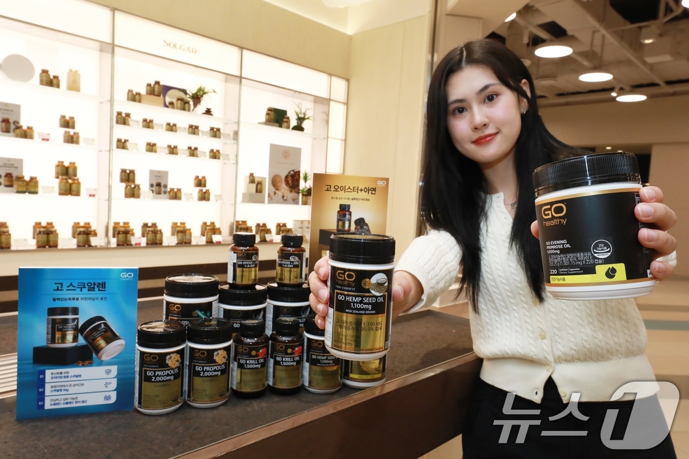 (서울=뉴스1) = 현대백화점 목동점 '네슬레 헬스사이언스 스토어'에서 직원이 '고헬씨'의 인기 건강기능식품 상품을 소개하고 있다.현대바이오랜드는 '네슬레 헬스사이언스 스토어'에서 …
