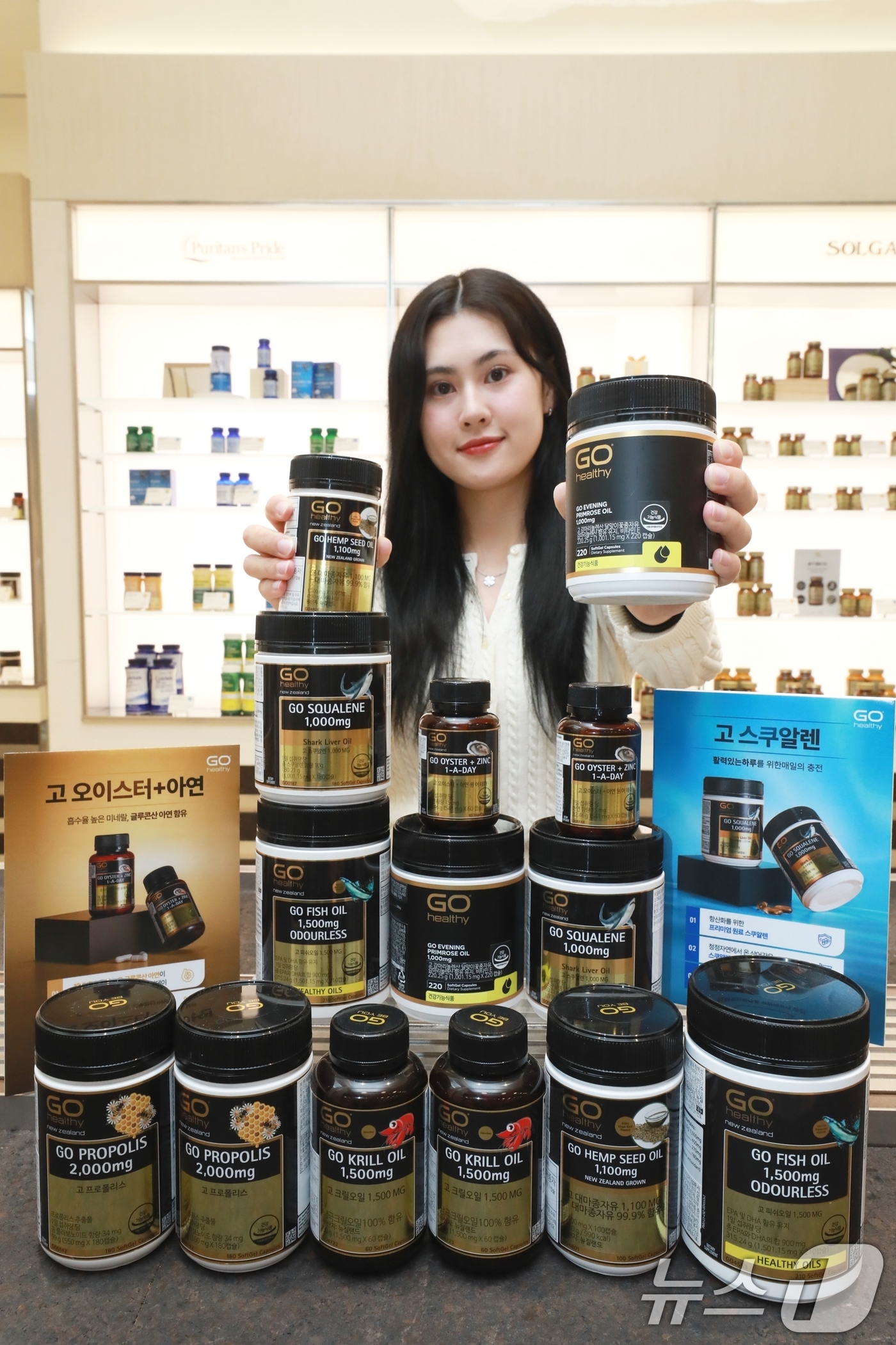 (서울=뉴스1) = 현대백화점 목동점 '네슬레 헬스사이언스 스토어'에서 직원이 '고헬씨'의 인기 건강기능식품 상품을 소개하고 있다.현대바이오랜드는 '네슬레 헬스사이언스 스토어'에서 …