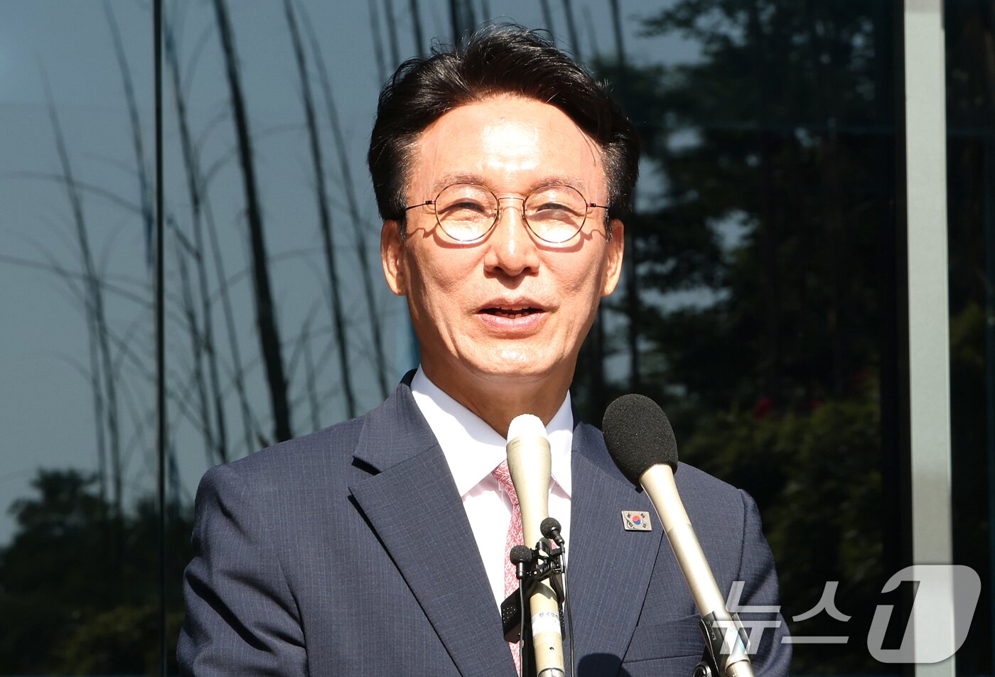 본문 이미지 - 이재명 정부 첫 국무총리 후보로 지명된 김민석 더불어민주당 최고위원이 5일 오전 서울 종로구 통의동 금융감독원 연수원에 마련된 인사청문회 준비 사무실로 첫 출근을 하며 소감을 밝히고 있다. 2025.6.5/뉴스1 ⓒ News1 임세영 기자