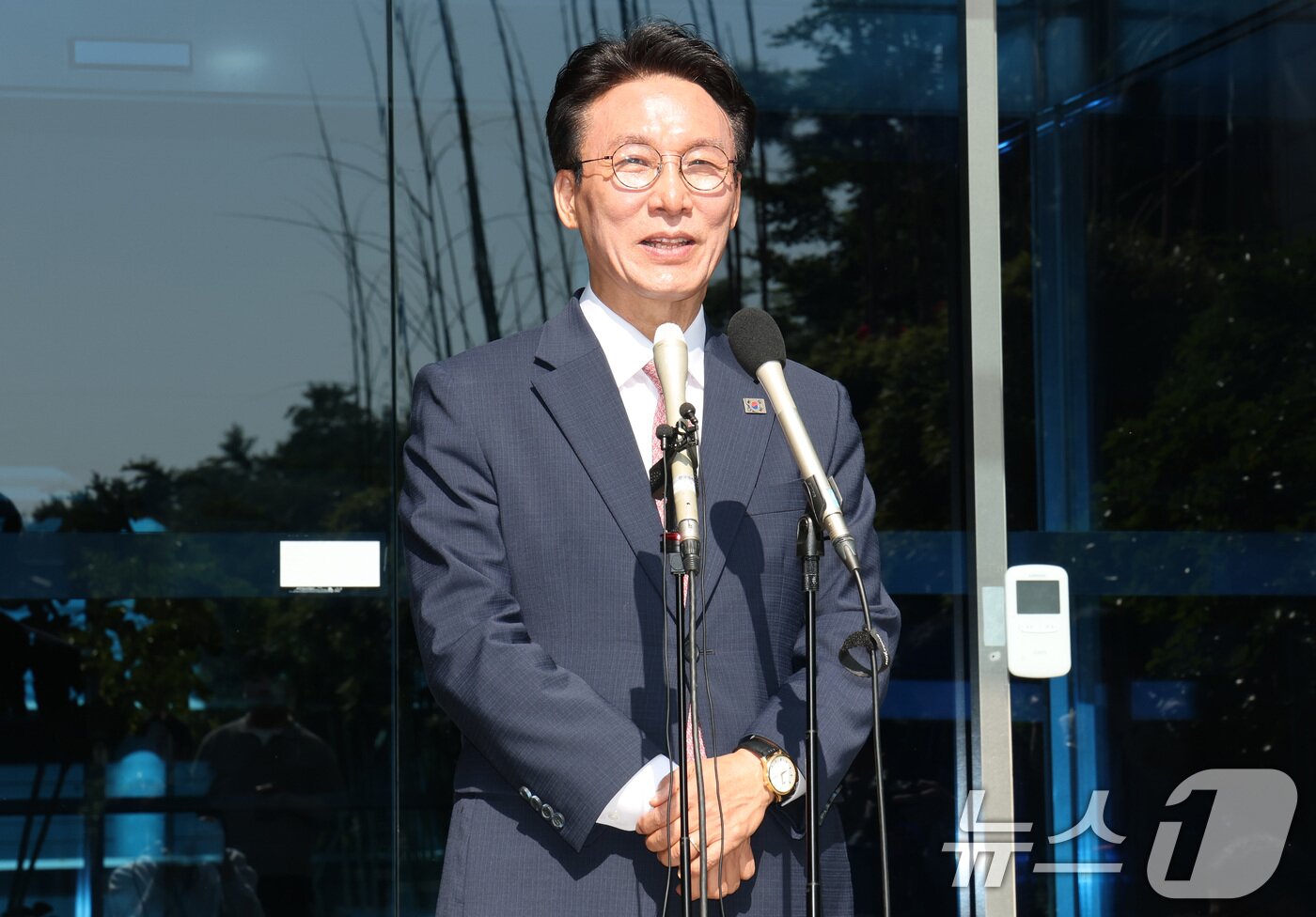 본문 이미지 - 이재명 정부 첫 국무총리 후보로 지명된 김민석 더불어민주당 최고위원이 5일 오전 서울 종로구 통의동 금융감독원 연수원에 마련된 인사청문회 준비 사무실로 첫 출근을 하며 소감을 밝히고 있다. 2025.6.5/뉴스1 ⓒ News1 임세영 기자