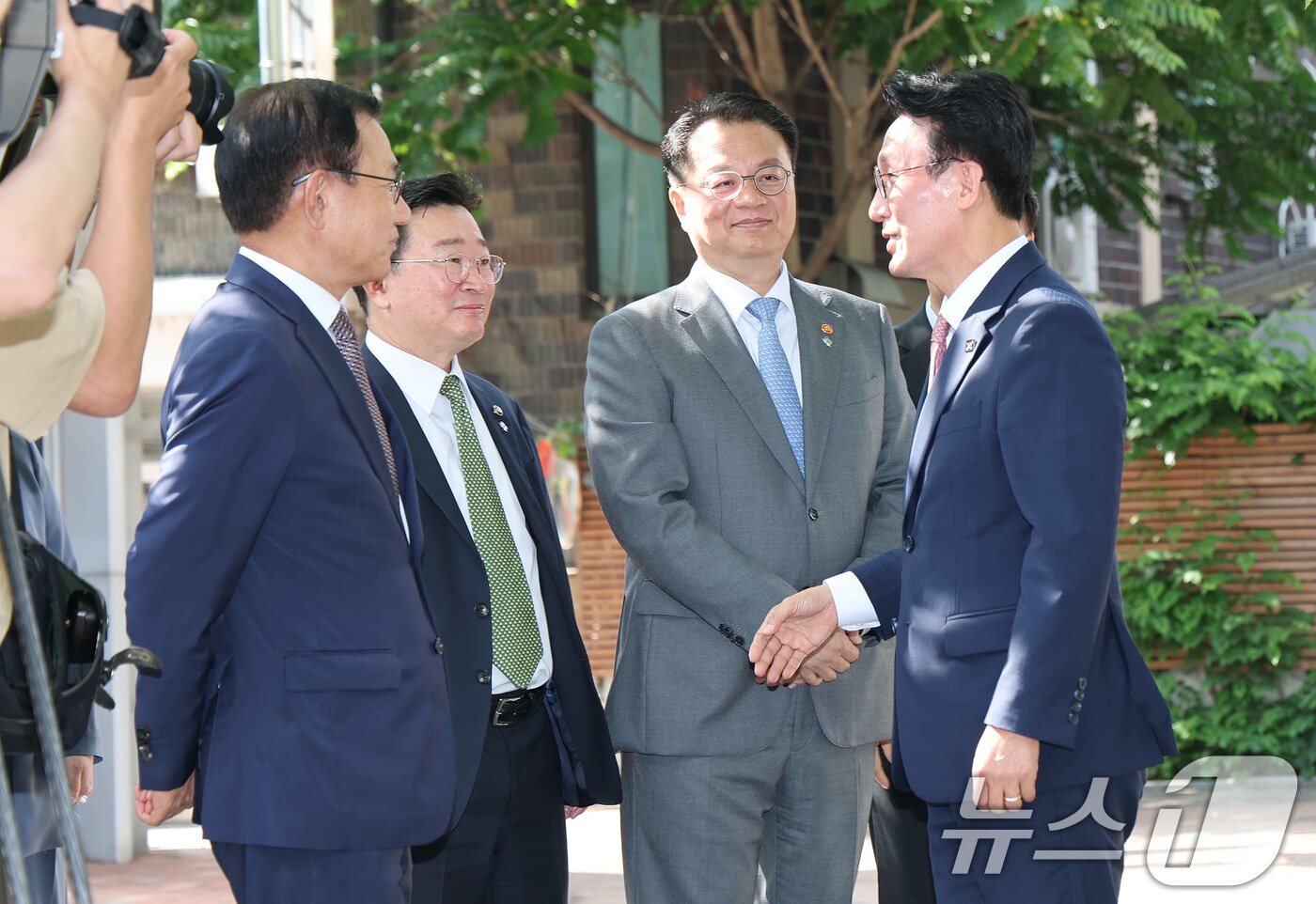 본문 이미지 - 이재명 정부 첫 국무총리 후보로 지명된 김민석 더불어민주당 최고위원이 5일 오전 서울 종로구 통의동 금융감독원 연수원에 마련된 인사청문회 준비 사무실로 첫 출근하며 방기선 국무조정실장을 비롯한 관계자들과 인사를 나누고 있다. 2025.6.5/뉴스1 ⓒ News1 임세영 기자