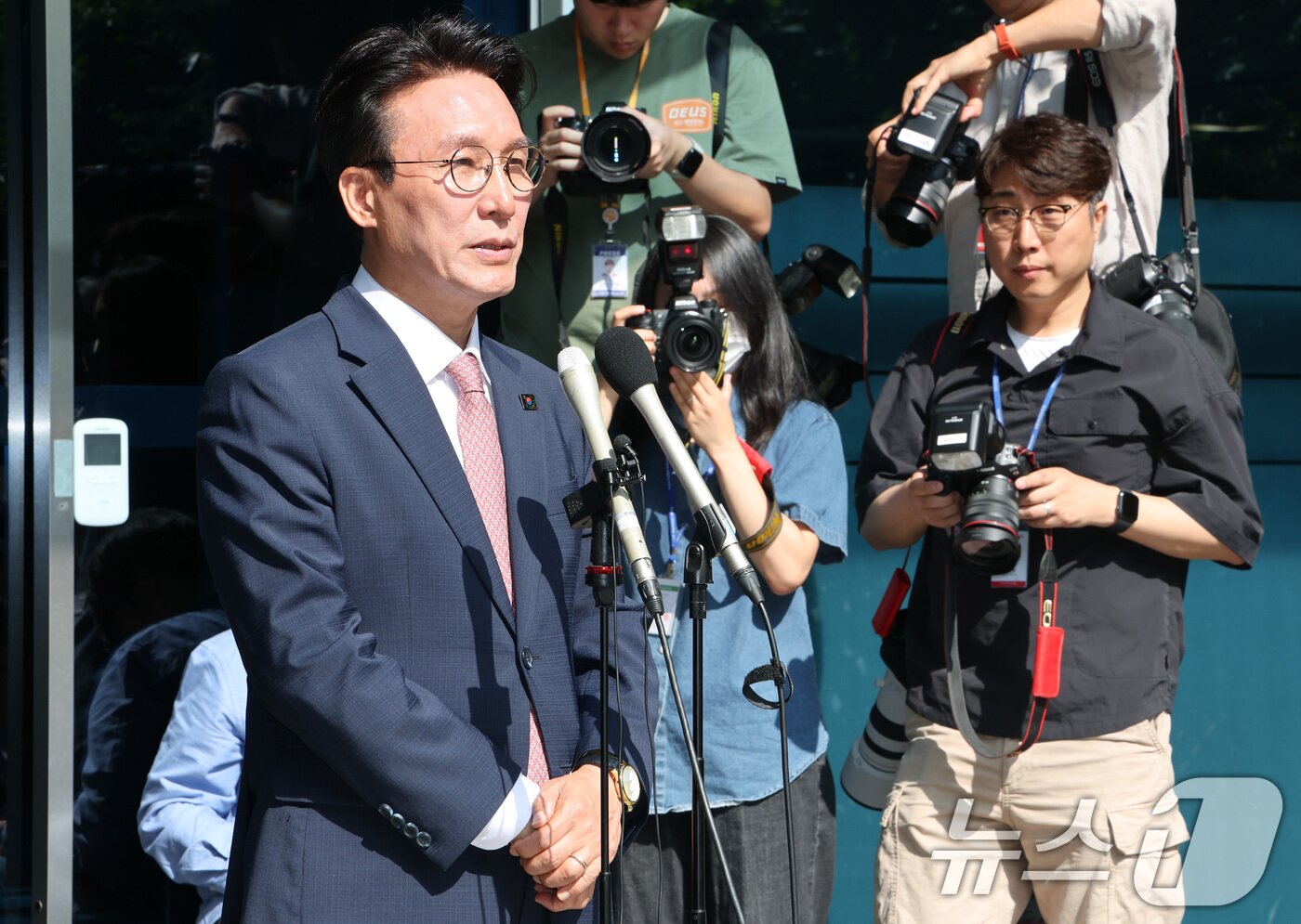 본문 이미지 - 이재명 정부 첫 국무총리 후보로 지명된 김민석 더불어민주당 최고위원이 5일 오전 서울 종로구 통의동 금융감독원 연수원에 마련된 인사청문회 준비 사무실로 첫 출근을 하며 소감을 밝히고 있다. 2025.6.5/뉴스1 ⓒ News1 임세영 기자