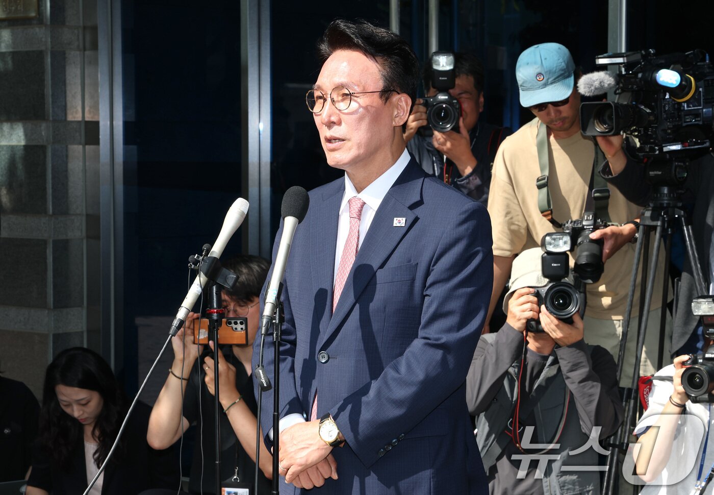 본문 이미지 - 이재명 정부 첫 국무총리 후보로 지명된 김민석 더불어민주당 최고위원이 5일 오전 서울 종로구 통의동 금융감독원 연수원에 마련된 인사청문회 준비 사무실로 첫 출근을 하며 소감을 밝히고 있다. 2025.6.5/뉴스1 ⓒ News1 임세영 기자