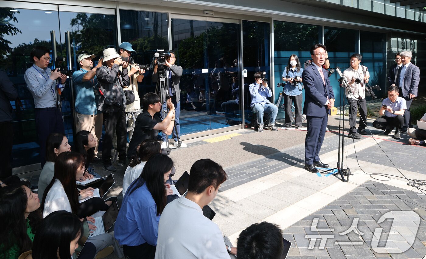 본문 이미지 - 이재명 정부 첫 국무총리 후보로 지명된 김민석 더불어민주당 최고위원이 5일 오전 서울 종로구 통의동 금융감독원 연수원에 마련된 인사청문회 준비 사무실로 첫 출근을 하며 소감을 밝히고 있다. 2025.6.5/뉴스1 ⓒ News1 임세영 기자