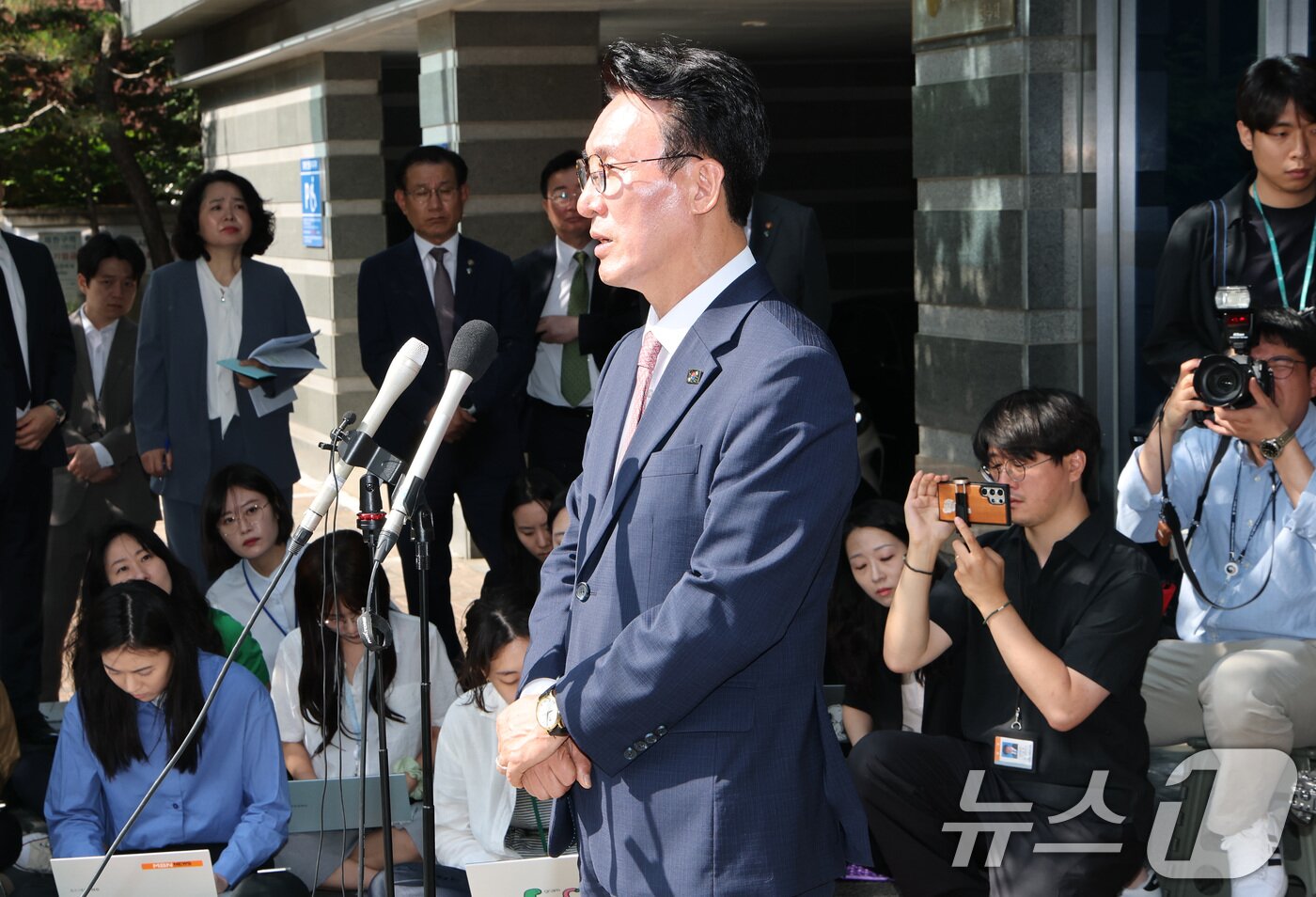 본문 이미지 - 이재명 정부 첫 국무총리 후보로 지명된 김민석 더불어민주당 최고위원이 5일 오전 서울 종로구 통의동 금융감독원 연수원에 마련된 인사청문회 준비 사무실로 첫 출근을 하며 소감을 밝히고 있다. 2025.6.5/뉴스1 ⓒ News1 임세영 기자