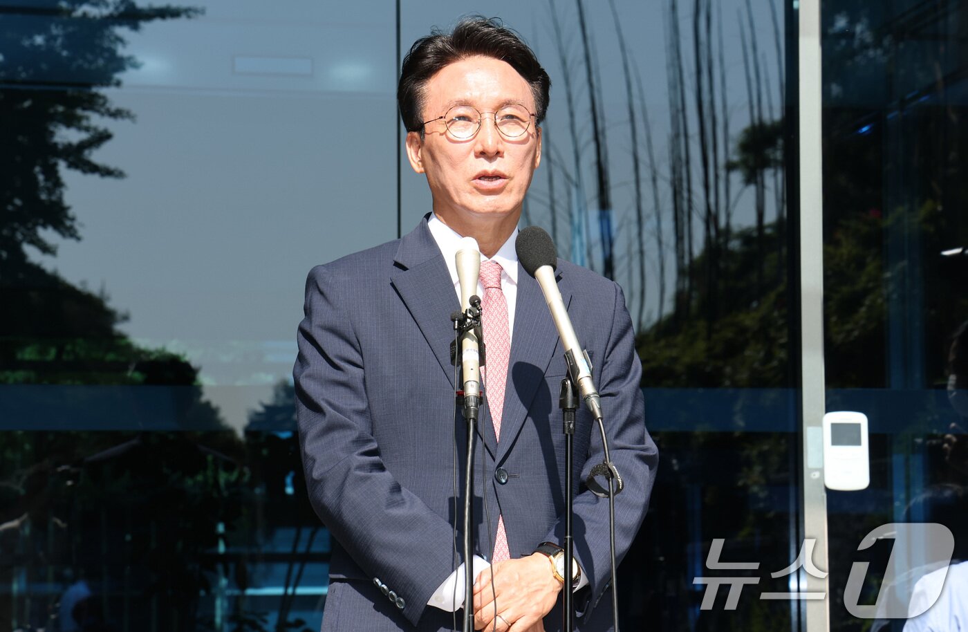 본문 이미지 - 이재명 정부 첫 국무총리 후보로 지명된 김민석 더불어민주당 최고위원이 5일 오전 서울 종로구 통의동 금융감독원 연수원에 마련된 인사청문회 준비 사무실로 첫 출근을 하며 소감을 밝히고 있다. 2025.6.5/뉴스1 ⓒ News1 임세영 기자