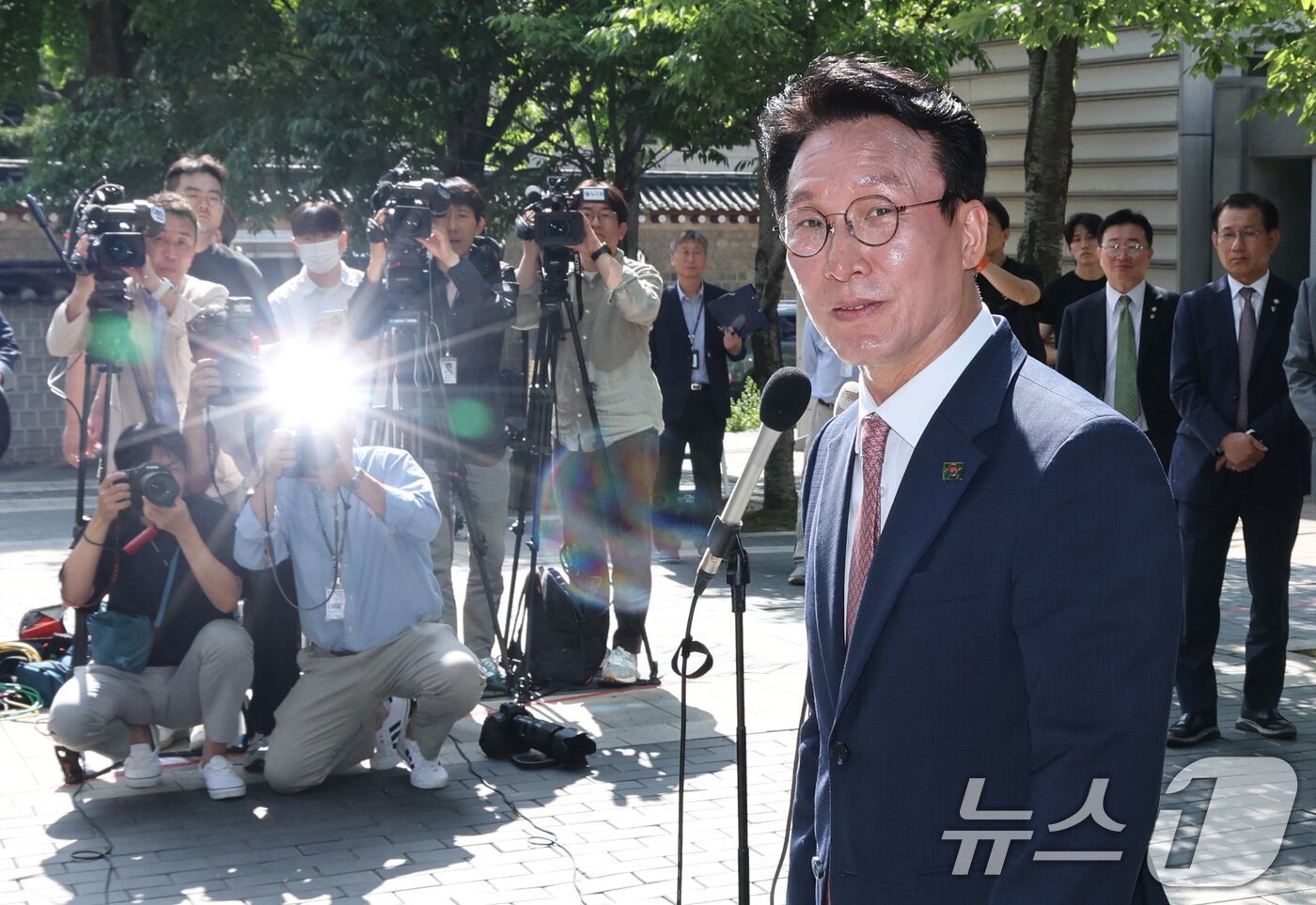 본문 이미지 - 이재명 정부 첫 국무총리 후보로 지명된 김민석 더불어민주당 최고위원이 5일 오전 서울 종로구 통의동 금융감독원 연수원에 마련된 인사청문회 준비 사무실로 첫 출근을 하며 소감을 밝히고 있다. 2025.6.5/뉴스1 ⓒ News1 임세영 기자