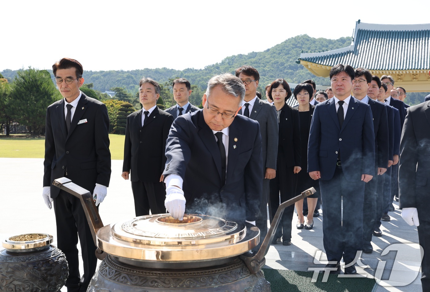 (서울=뉴스1) = 김종철 병무청장이 현충일을 앞둔 5일 국립대전현충원에서 분향하고 있다. (병무청 제공. 재판매 및 DB 금지) 2025.6.5/뉴스1