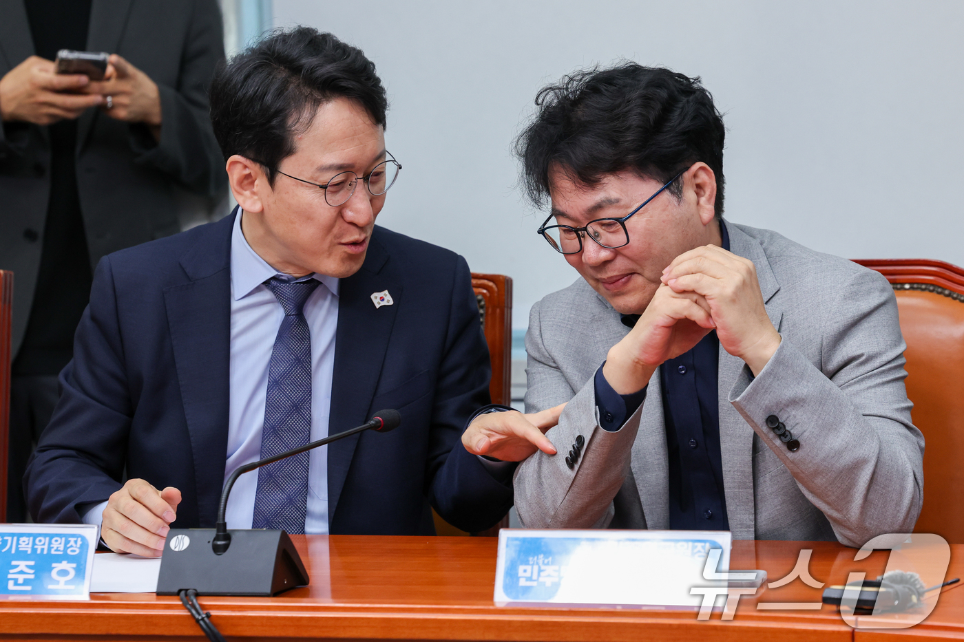 (서울=뉴스1) 안은나 기자 = 이한주 민주연구원장이 5일 오전 서울 여의도 국회에서 열린 더불어민주당 최고위원회의에 참석해 천준호 전략기획위원장과 대화하고 있다. 2025.6.5 …