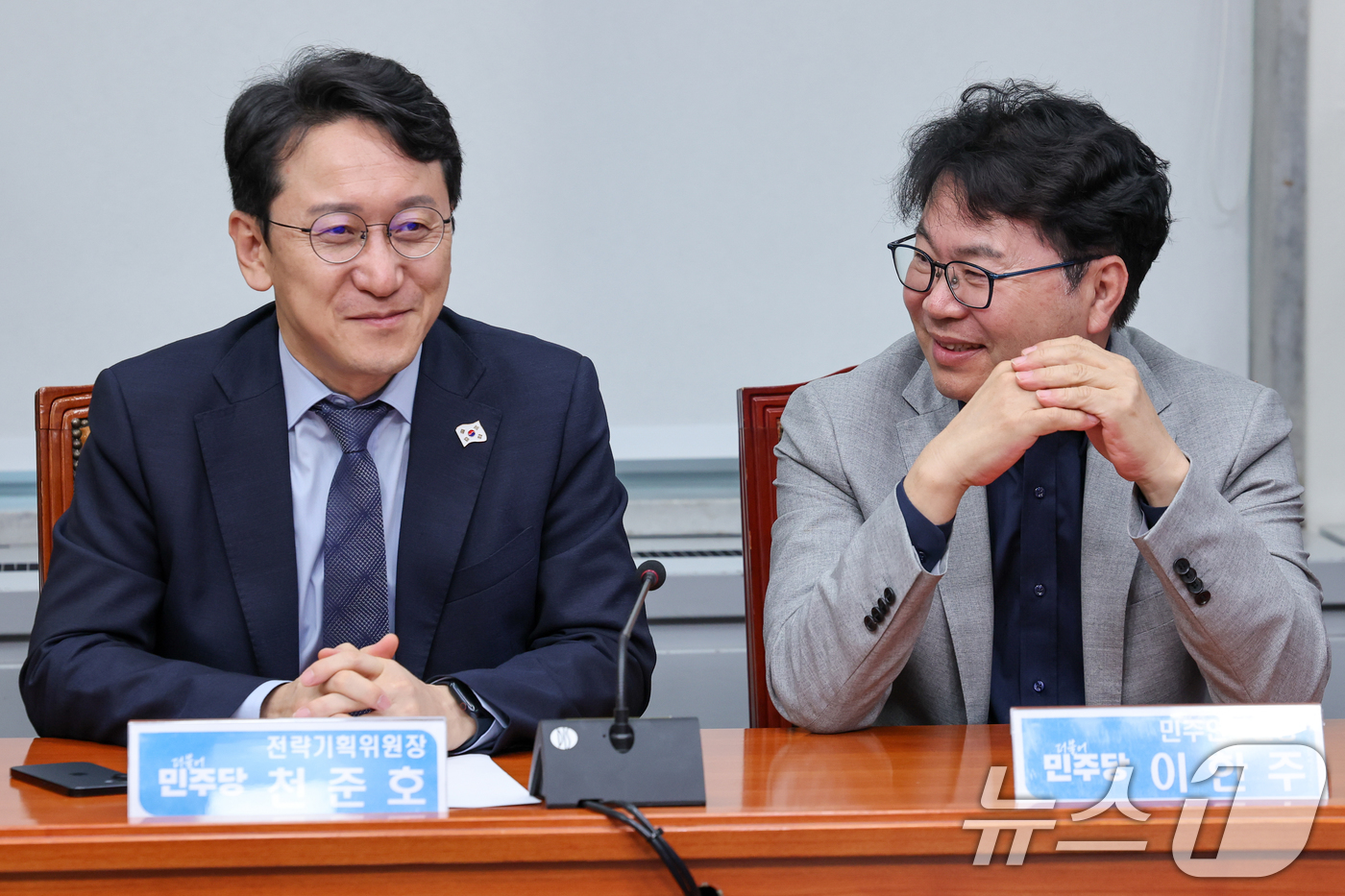 (서울=뉴스1) 안은나 기자 = 이한주 민주연구원장이 5일 오전 서울 여의도 국회에서 열린 더불어민주당 최고위원회의에 참석해 천준호 전략기획위원장과 대화하고 있다. 2025.6.5 …