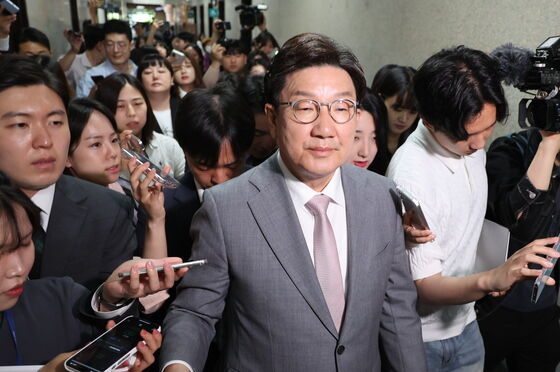 권성동, 국힘 원내대표직 사퇴…"보수 재건 위해 백지 논의"