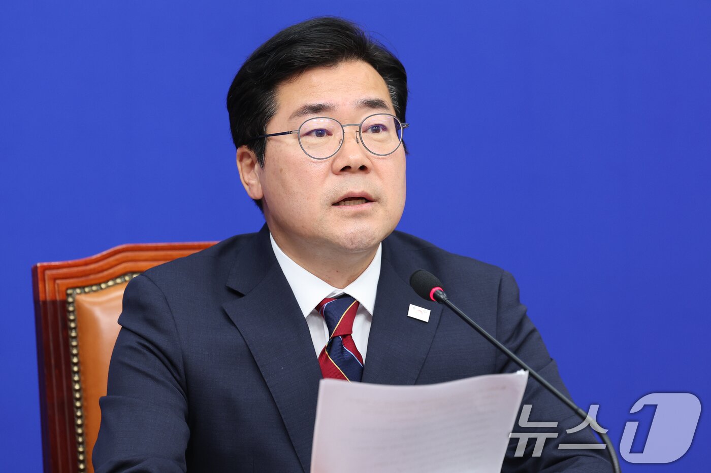 본문 이미지 - 박찬대 더불어민주당 대표 직무대행 겸 원내대표가 5일 오전 서울 여의도 국회에서 열린 최고위원회의에 참석해 모두 발언하고 있다. 2025.6.5/뉴스1 ⓒ News1 안은나 기자