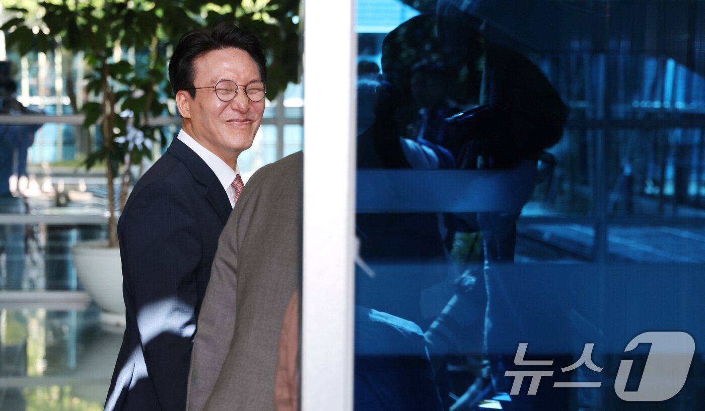 본문 이미지 - 김민석 국무총리 후보자가 5일 오전 서울 종로구 통의동 금융감독원 연수원에 마련된 인사청문회 준비 사무실로 첫 출근을 하고 있다. 2025.6.5/뉴스1 ⓒ News1 임세영 기자