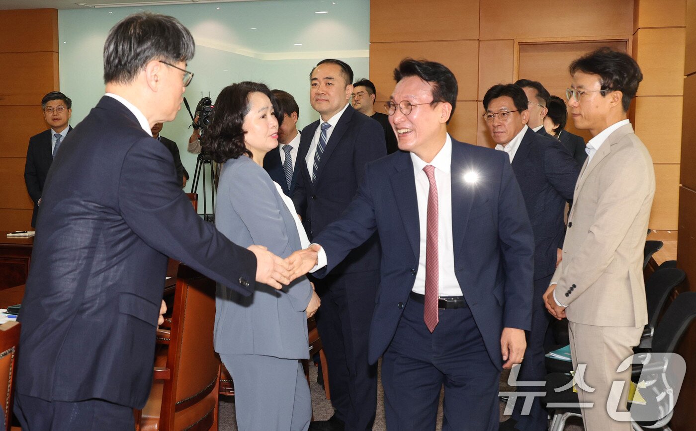 본문 이미지 - 김민석 국무총리 후보자가 5일 오전 서울 종로구 통의동 금융감독원 연수원에 마련된 인사청문회 준비 사무실에서 열린 간부들과의 회의에서 인사를 나누고 있다. (공동취재) 2025.6.5/뉴스1 ⓒ News1 임세영 기자