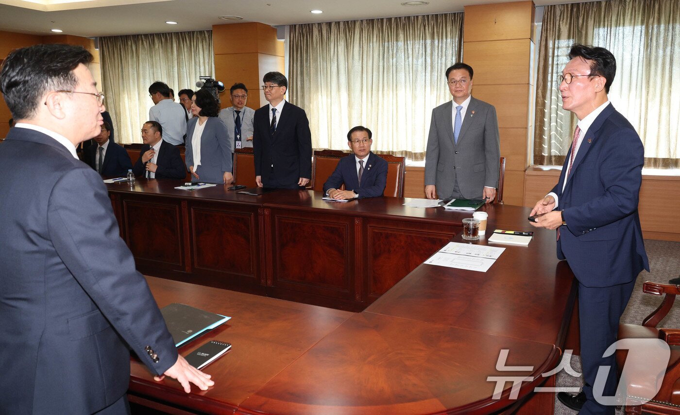 본문 이미지 - 김민석 국무총리 후보자가 5일 오전 서울 종로구 통의동 금융감독원 연수원에 마련된 인사청문회 준비 사무실에서 열린 간부들과의 회의에서 인사말을 하고 있다. (공동취재) 2025.6.5/뉴스1 ⓒ News1 임세영 기자