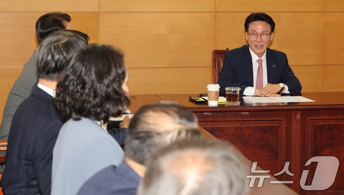 (서울=뉴스1) 임세영 기자 = 김민석 국무총리 후보자가 5일 오전 서울 종로구 통의동 금융감독원 연수원에 마련된 인사청문회 준비 사무실에서 열린 간부들과의 회의에서 인사말을 하고 …