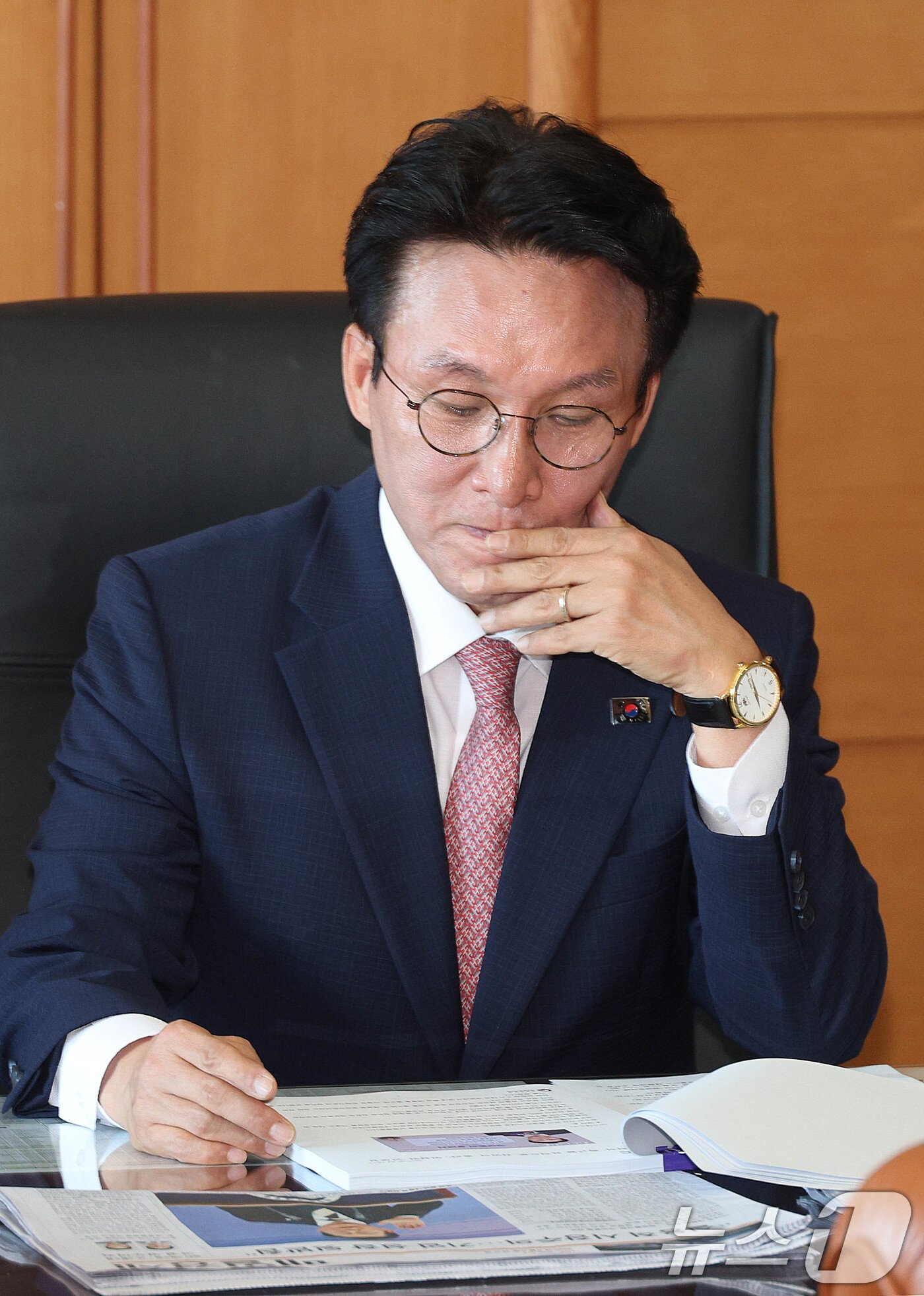 본문 이미지 - 김민석 국무총리 후보자가 5일 오전 서울 종로구 통의동 금융감독원 연수원에 마련된 인사청문회 준비 사무실로 출근, 자료를 살펴보고 있다. (공동취재) 2025.6.5/뉴스1 ⓒ News1 임세영 기자