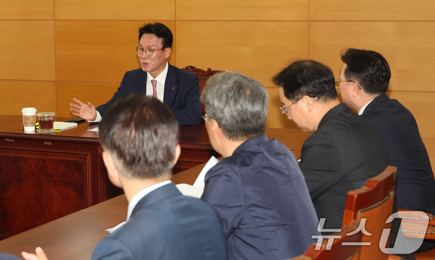 본문 이미지 - 김민석 국무총리 후보자가 5일 오전 서울 종로구 통의동 금융감독원 연수원에 마련된 인사청문회 준비 사무실에서 열린 간부들과의 회의에서 인사말을 하고 있다. 2025.6.5/뉴스1 ⓒ News1 임세영 기자