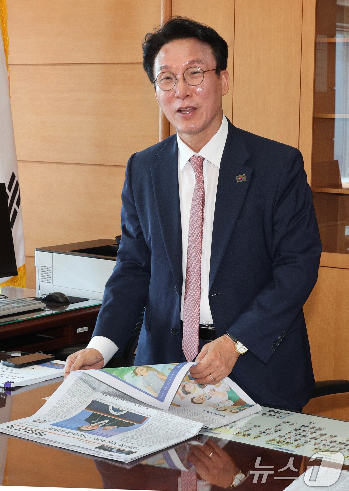 본문 이미지 - 김민석 국무총리 후보자가 5일 오전 서울 종로구 통의동 금융감독원 연수원에 마련된 인사청문회 준비 사무실로 출근, 자료를 살펴보고 있다. (공동취재) 2025.6.5/뉴스1 ⓒ News1 임세영 기자