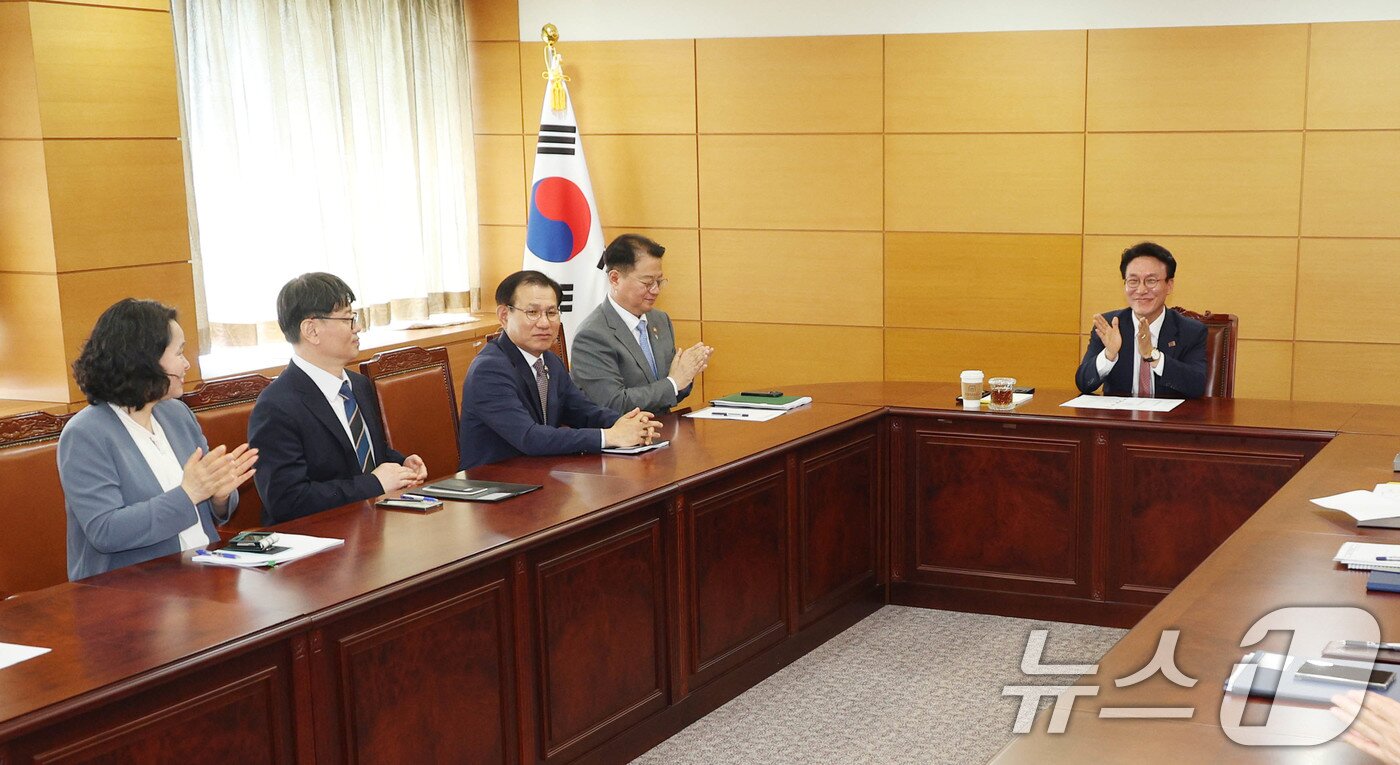 본문 이미지 - 김민석 국무총리 후보자가 5일 오전 서울 종로구 통의동 금융감독원 연수원에 마련된 인사청문회 준비 사무실에서 열린 간부들과의 회의에서 인사말을 하고 있다. 2025.6.5/뉴스1 ⓒ News1 임세영 기자