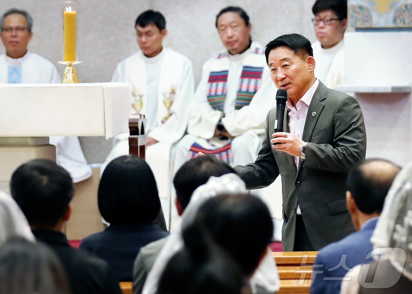 (대전=뉴스1) 이동원 기자 = 서철모 대전 서구청장이 천주교 대전교구 서부지구(지구장 박종훈 탄방동성당 주임신부)와 함께 지난 4일 저녁 탄방동 성당에서 생태계 회복과 탄소중립을 …