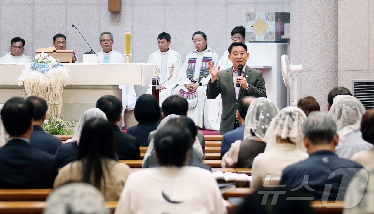 (대전=뉴스1) 이동원 기자 = 서철모 대전 서구청장이 천주교 대전교구 서부지구(지구장 박종훈 탄방동성당 주임신부)와 함께 지난 4일 저녁 탄방동 성당에서 생태계 회복과 탄소중립을 …