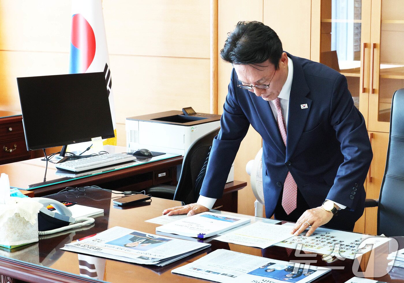 본문 이미지 - 김민석 국무총리 후보자가 5일 오전 서울 종로구 통의동 금융감독원 연수원에 마련된 인사청문회 준비 사무실로 출근, 자료를 살펴보고 있다. (공동취재) 2025.6.5/뉴스1 ⓒ News1 임세영 기자
