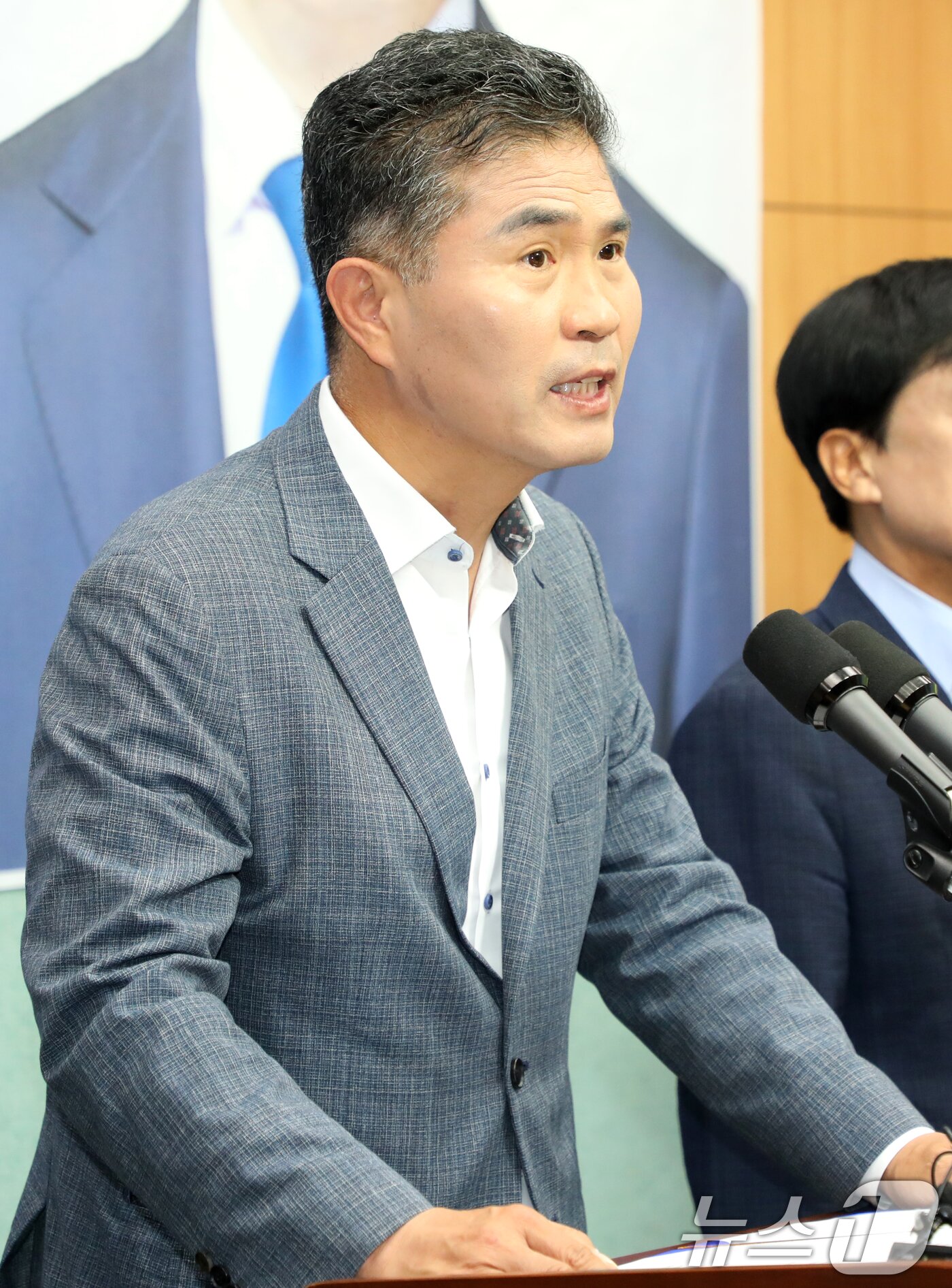 본문 이미지 - 이원택 더불어민주당 전북특별자치도당위원장이 5일 전북 전주시 전북도의회에서 이재명 대통령 당선 기자회견을 열고 질의에 답변을 하고 있다. 2025.6.5/뉴스1 ⓒ News1 유경석 기자