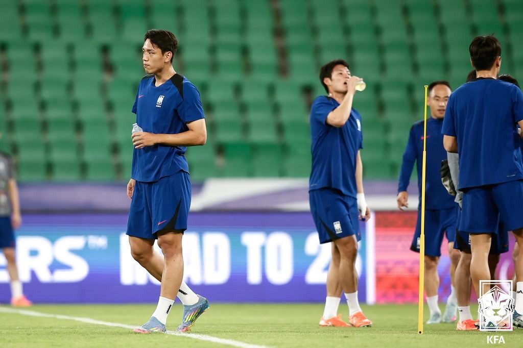본문 이미지 - 훈련 중 물을 마시는 오세훈&#40;왼쪽&#41;&#40;대한축구협회 제공&#41; 