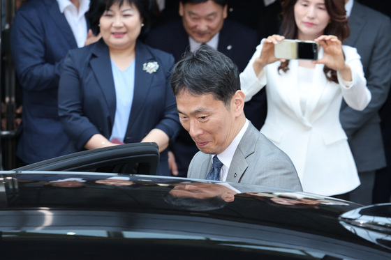 이복현 전 금감원장, 중앙그룹 채권 투자자 200명 변호 맡는다