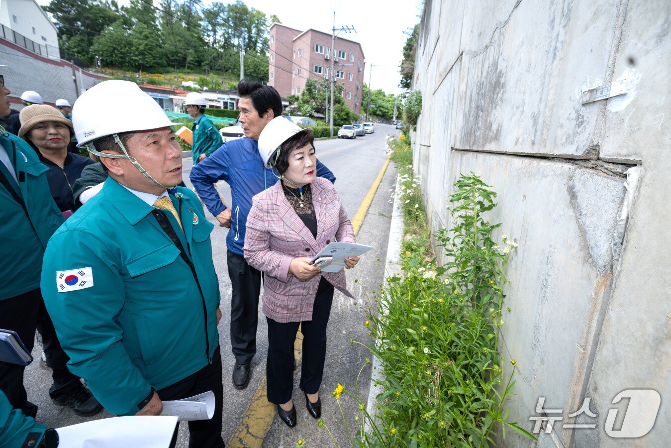 본문 이미지 - 지난 4일 김창규 제천시장이 직접 청전현대아파트를 찾아 현장 상황을 점검하고 있다.(제천시 제공. 재판매 및 DB금지),/뉴스1 