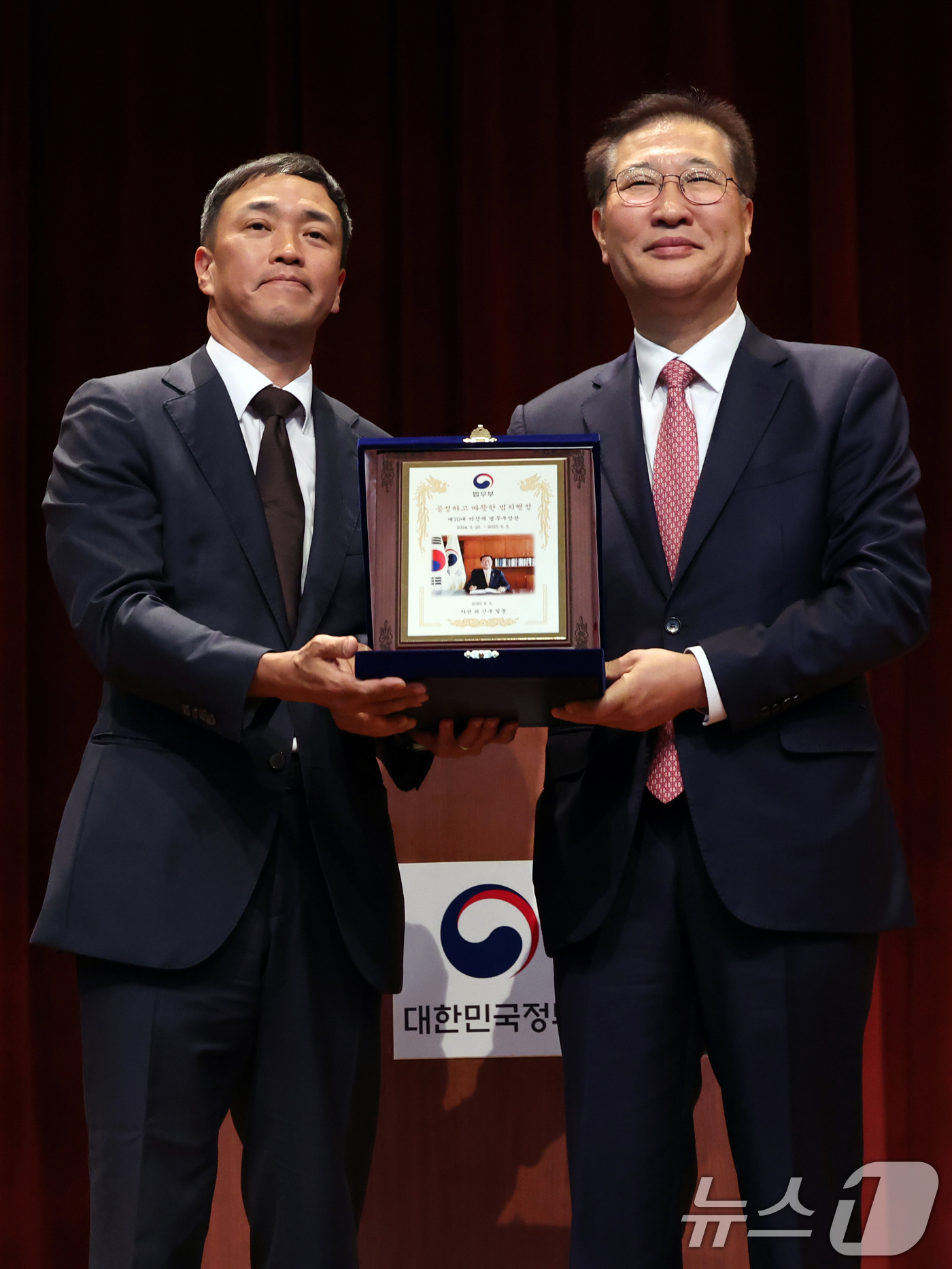 (과천=뉴스1) 황기선 기자 = 박성재 법무부장관이 5일 오전 경기 과천시 정부과천청사에서 열린 이임식에서 직원에게 감사패를 받고 있다. 2025.6.5/뉴스1