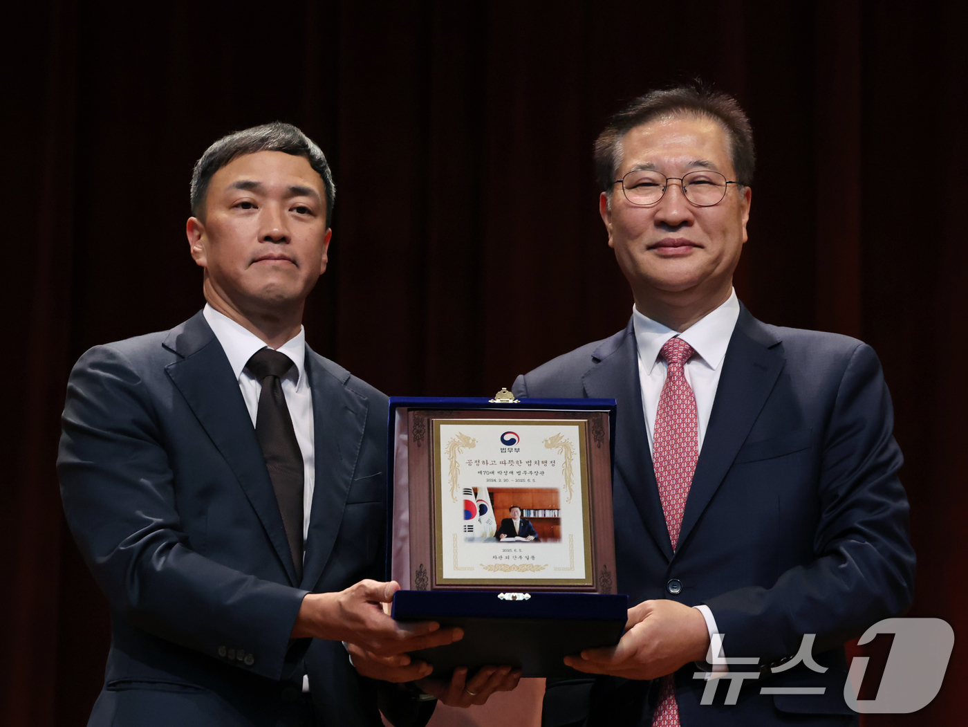 (과천=뉴스1) 황기선 기자 = 박성재 법무부장관이 5일 오전 경기 과천시 정부과천청사에서 열린 이임식에서 직원에게 감사패를 받고 있다. 2025.6.5/뉴스1