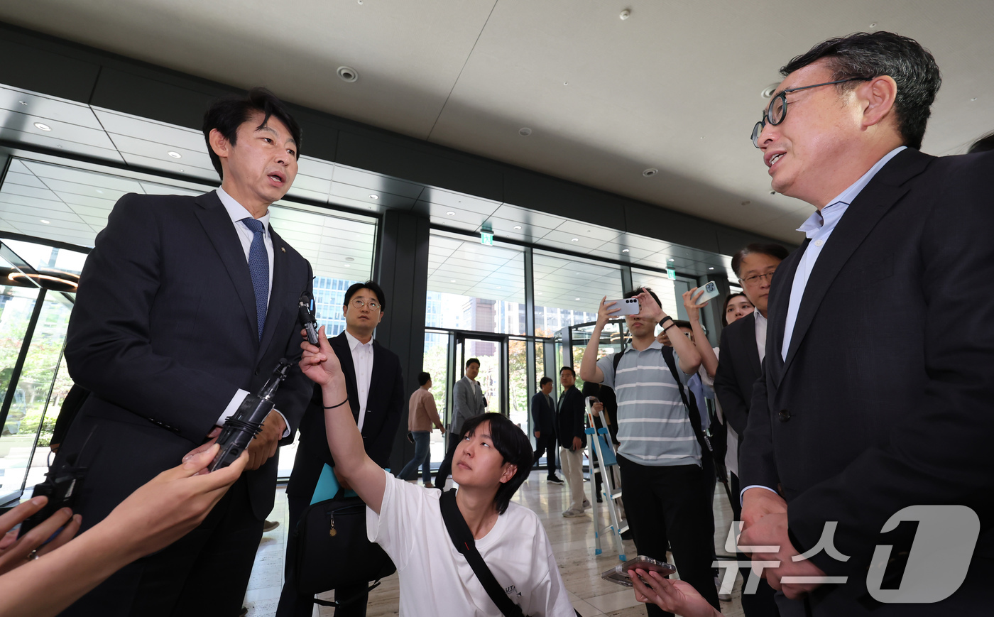 (서울=뉴스1) 장수영 기자 = 국회 과방위 소속 이훈기 더불어민주당 의원이 5일 서울 종로구 SK 서린빌딩 로비에서 유영상 SKT 사장과 대화하고 있다.이 의원은 최태원 SK그룹 …