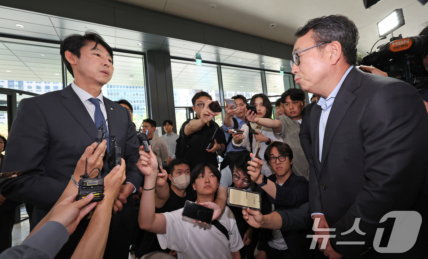 (서울=뉴스1) 장수영 기자 = 국회 과방위 소속 이훈기 더불어민주당 의원이 5일 서울 종로구 SK 서린빌딩 로비에서 유영상 SKT 사장과 대화하고 있다.이 의원은 최태원 SK그룹 …