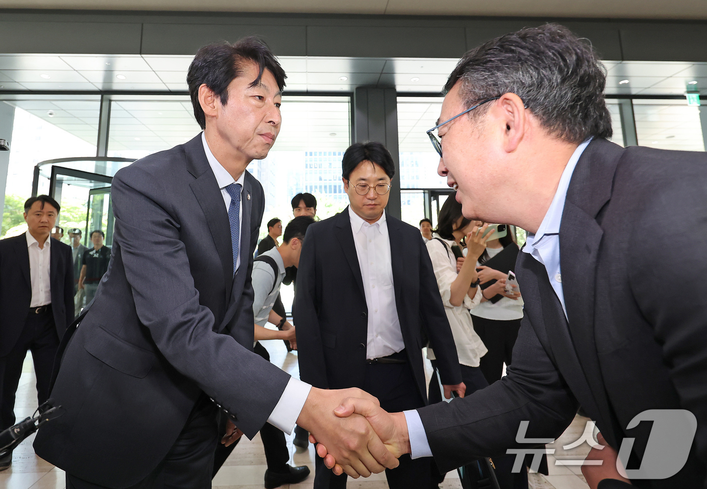 (서울=뉴스1) 장수영 기자 = 국회 과방위 소속 이훈기 더불어민주당 의원이 5일 서울 종로구 SK 서린빌딩 로비에서 유영상 SKT 사장과 만나 악수하고 있다.이 의원은 최태원 S …